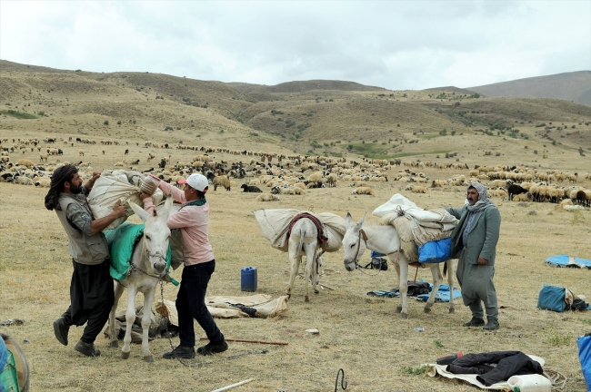 Göçerlerin Şanlıurfa'ya zorlu dönüş yolculuğu